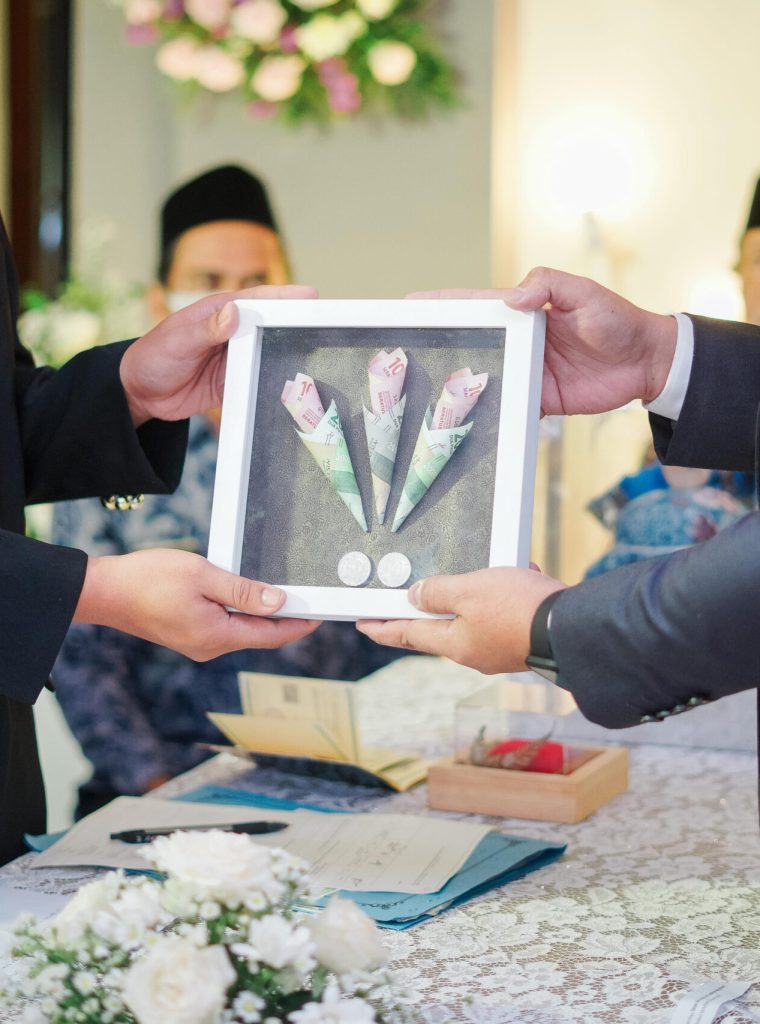 two-men-holding-wedding-gift-box-traditional-wedding-ceremony-indonesia two-men-holding-wedding-gift-box-traditional-wedding-ceremony-indonesia